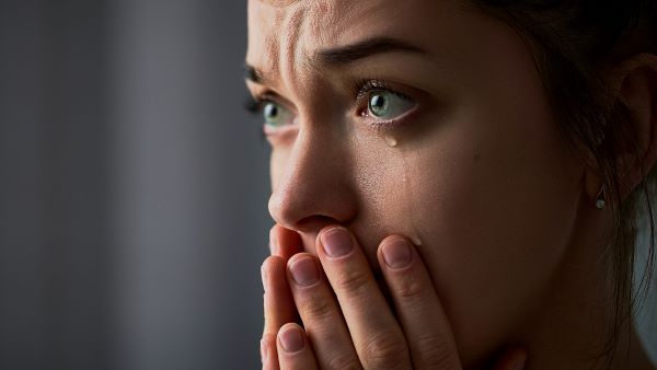 Estresse emocional provocando choro em mulher jovem